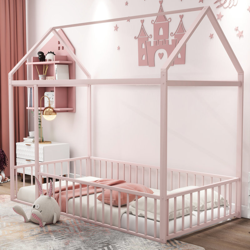 Lit simple en métal rose avec aire de jeux clôturée