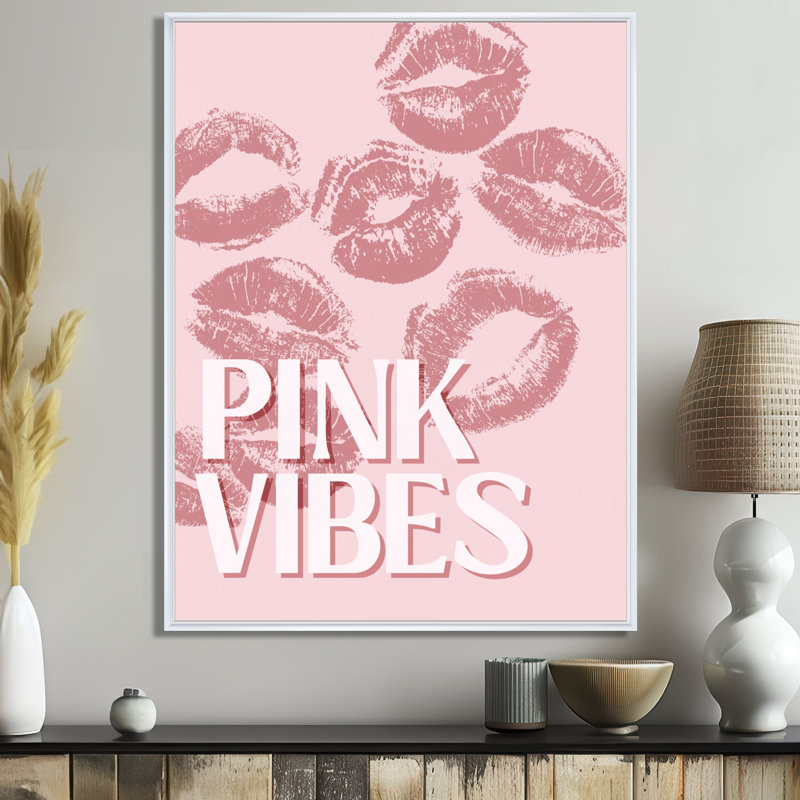 «Pink Vibes Kisses - Cowgirls», décoration murale, Toile encadrée flottée blanche, H 44 po x l 34 po x P 1,5 po