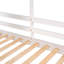 Lit superposé simple au-dessus d'un lit simple en bois avec toit, fenêtre, garde-corps et échelle-360678028