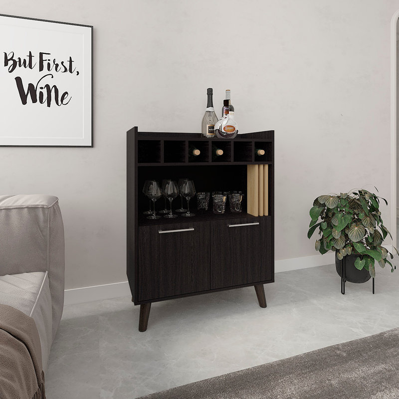Armoire de bar de 40 po de hauteur avec six casiers à bouteilles, deux cabientets à deux portes, quatre tablettes, un salon, un porte-bouteilles et un cabaret Liquoar