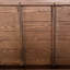 Maison simple japonaise rectangulaire en bois massif-555660187