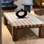 Table basse rétro en bois avec damier-782299978