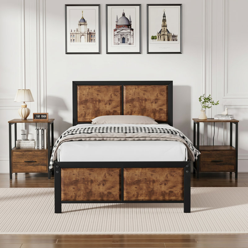 Ensemble de chambre à coucher 3 pièces Laurea, cadre de lit industriel avec 2 tables de chevet, lit plateforme en métal avec tête et pied de lit en bois, ensemble de mobilier de chambre de ferme avec tables de bout rechargeables, 2 prises CA et 2 ports USB, aucun sommier nécessaire