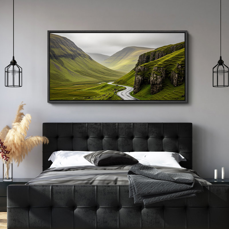 «Winding Road Through Lush Green Vallys», art mural sur toile - photographie de nature scénique pour des espaces rustiques