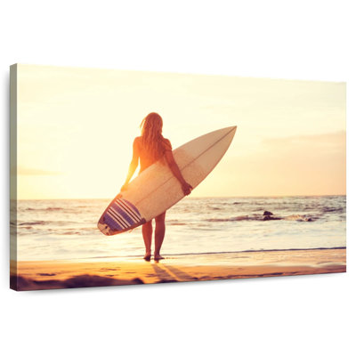 Senne Female Surfer