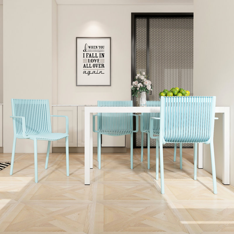 Table moderne blanche Arona de 55 pouces et fauteuils en polypropylène empilables 4 pièces pour l'intérieur et l'extérieur, pieds en métal thermolaqués résistants aux intempéries, conception de chaise ergonomique, plateau de table de haute qualité, structure,