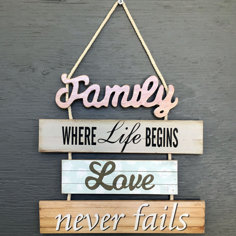 Décoration murale en bois avec enseignes family
