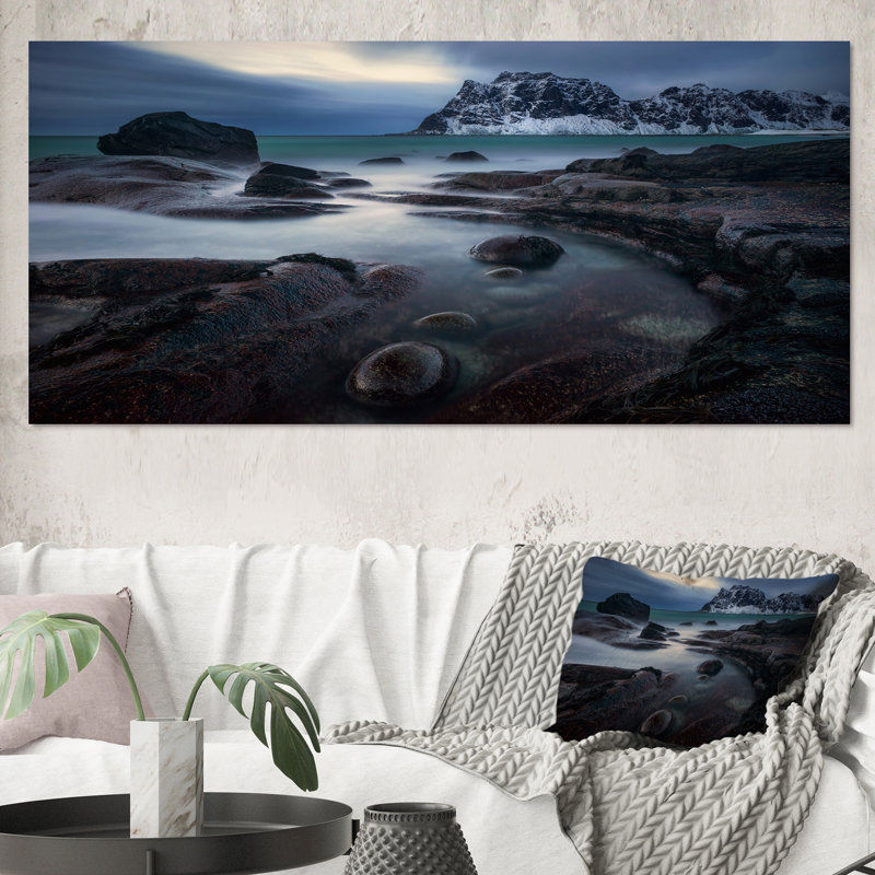 Côte rocheuse avec montagnes au coucher du soleil - Peinture sur toile, H 28 po x l 60 po, Toile tendue