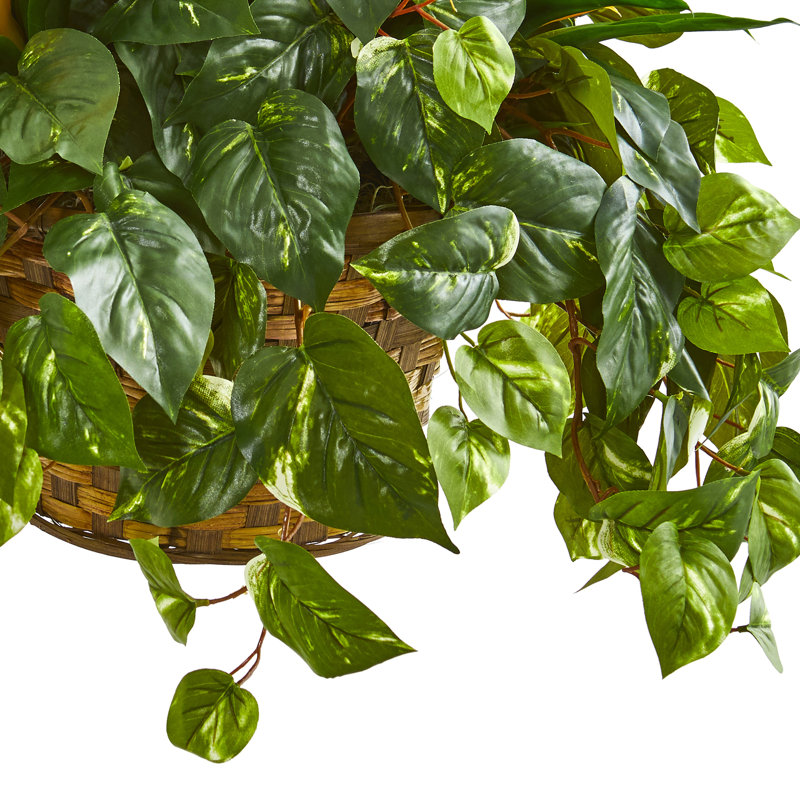 Plante de feuillage artificiel dans un panier