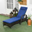 Chaise longue d'extérieur en osier à dossier réglable à 5 niveaux avec roulettes, coussin et appui-tête Outsunny-2080779485-2080779475