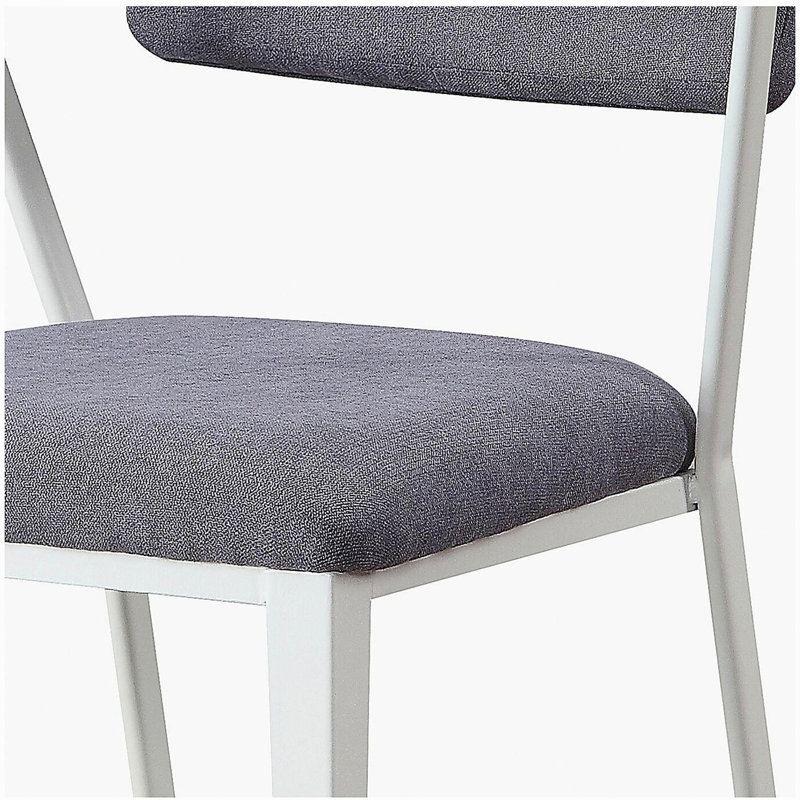 Chaise de bureau grise et blanche à dossier ouvert