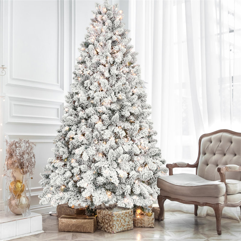 Arbre de Noël 8 pi avec 700 lumières UL et 54 pommes de pin naturelles - pointes en PVC enneigées, 1754 pointes, structure à charnières, support en métal stable, installation facile