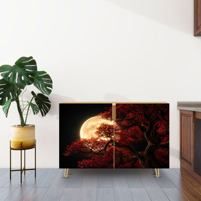 Buffet buffet avec rangement pleine lune derrière l'arbre rouge d'automne, ciel nocturne foncé avec 2 portes pour le salon et la cuisine