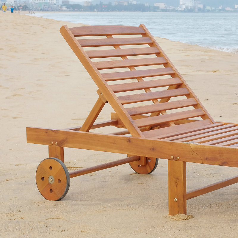 Chaise longue inclinable d'extérieur pliante avec roulettes, structure en bois d'acacia - couleur teck