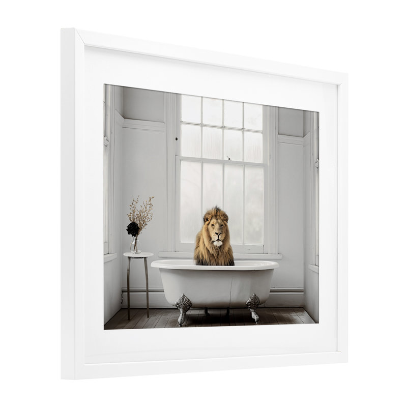 «Minimalist Lion Bathtime», reproduction encadrée sous verre, conception de Sasha, H 17 po x l 21 po, Cadre blanc côtier