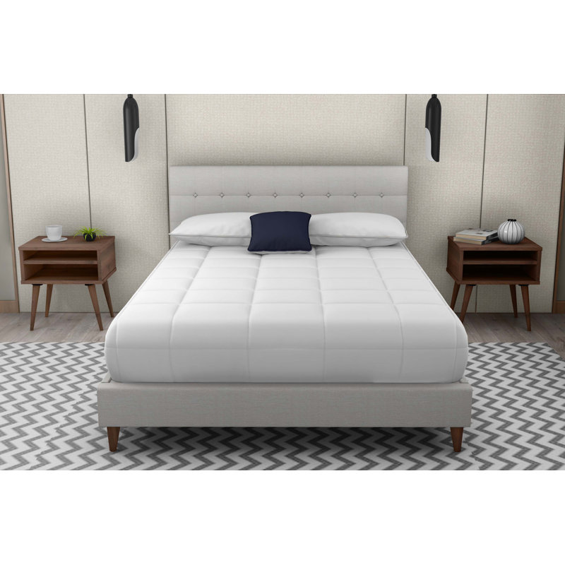Très grand lit tapissier avec 2 tables de chevet
