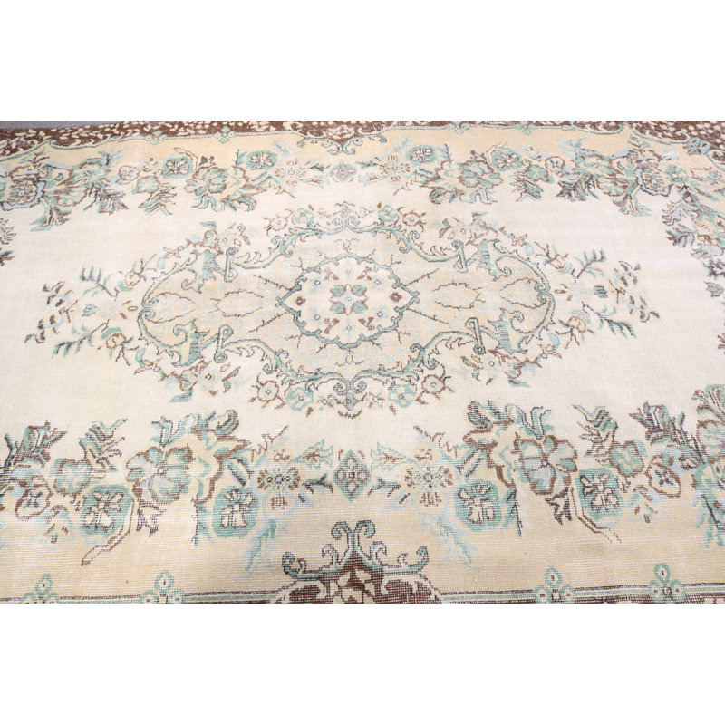 Grand tapis floral beige rétro d'inspiration turque conçu pour rehausser l'esthétique du salon