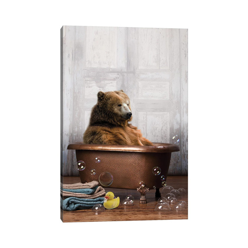 «Bear in the Tub», reproduction d'art graphique, H 26 po x l 18 po x 1,5 po, Toile tendue, Pas de tapis