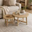 Ensemble de tables basses 2 pièces avec finition grain de bois naturel; présente des supports en forme de X et une conception empilable - une table d'appoint minimaliste et polyvalente qui convient aux salons, aux chambres à coucher ou aux balcons.