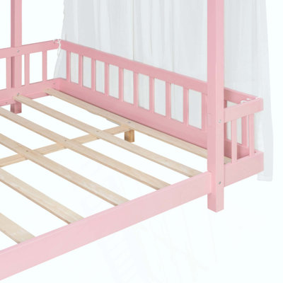 Lit plateforme avec baldaquin en tissu transparent et guirlande lumineuse