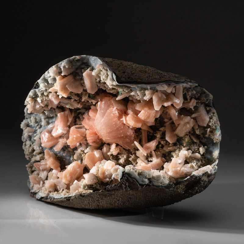 Heulandite rose avec stilbite sur calcédoine