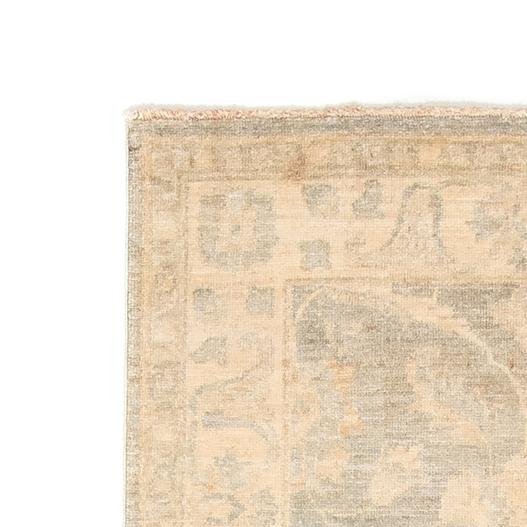 Handgefertigter Teppich Akeelah aus Wolle in Beige/Hellblau