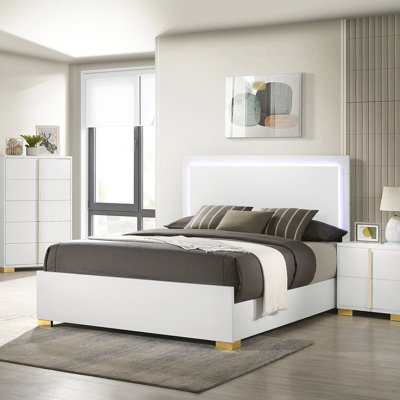 Très grand lit à panneau Eastern, bois blanc, éclairage écoénergétique, atmosphère de chambre à coucher relaxante