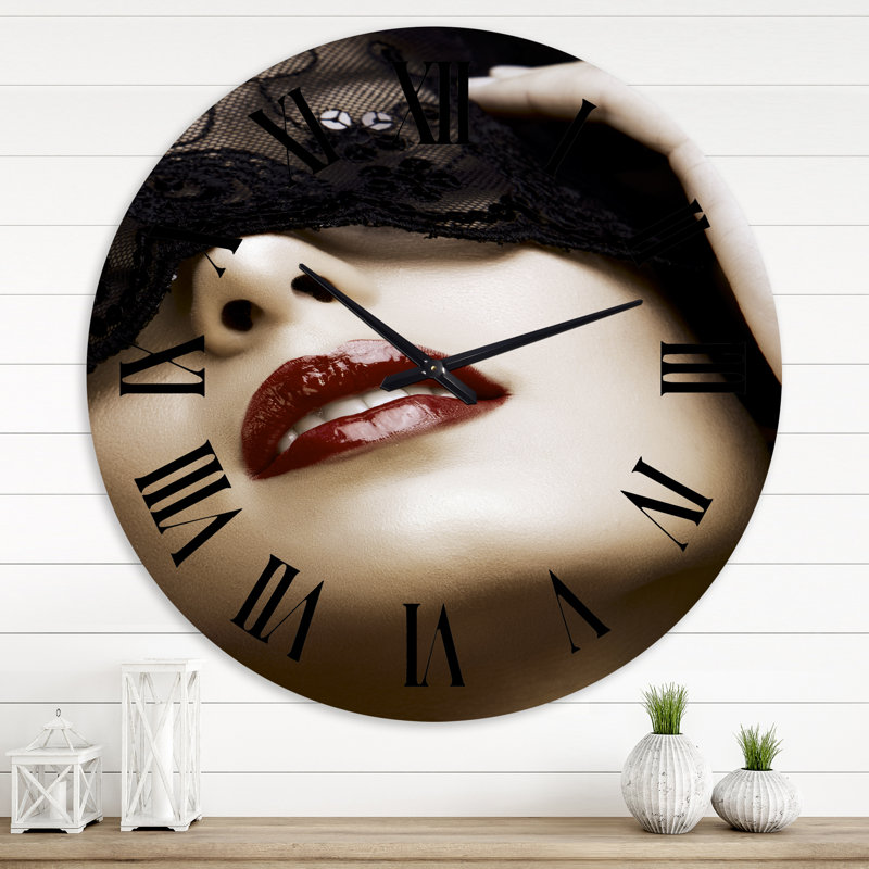 Portrait d'une femme moderne avec un masque - horloge murale moderne, Grand