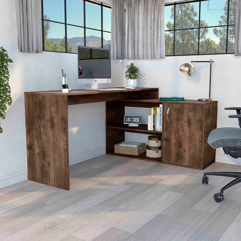 Bureau d'ordinateur moderne en L avec rangement ouvert et fermé, surface de travail spacieuse pour écrans et appareils, brun foncé
