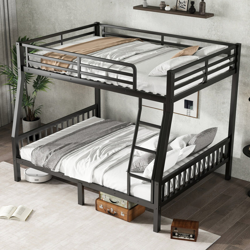 Lit double superposé au-dessus de grand lit double en métal noir - avec support épais et garde-corps de construction sécuritaire