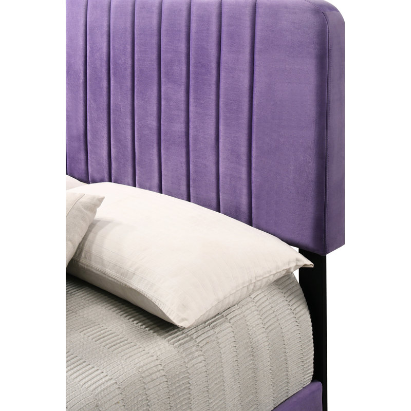 Un lit mauve éclatant ajoute une touche de style à votre chambre à coucher