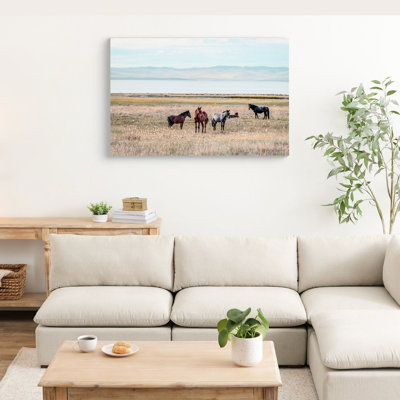 Toile encadrée de cheval 36 x 24, décor rustique occidental avec un design fini à la main et une surface incrustée de cristal, cadre continu d'un pouce, prêt pour la peinture de chambre à coucher 36 po x 24 po, impression avancée de qualité
