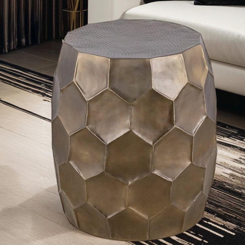 Table d'appoint contemporaine, 45,7 cm de large, 45,7 cm de long, 53,3 cm de hauteur, aluminium doré, autoportante, piètement en aluminium brillant à motif diamant, style antique compact idéal pour les petites pièces.