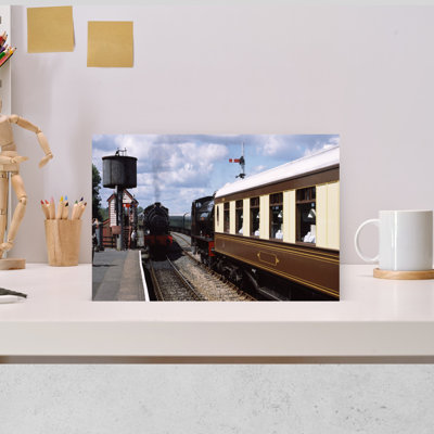 Trains à la station de chemin de fer, Northiam, Northiam, East Sussex, Angleterre, Paysage contemporain abstrait, art mural