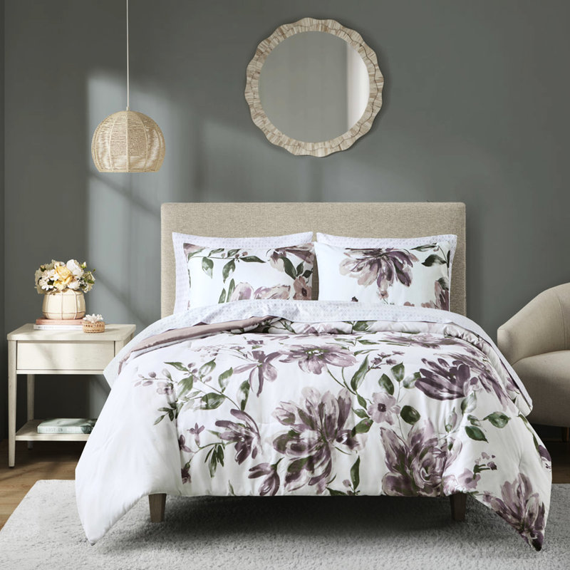 Édredon et drap mauve à motif floral pour une chambre douillette avec taupe