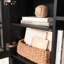 Bord de mer moderne pour le bureau à domicile, finition noire, 4 tablettes, tablettes réglables, centre ouvert, gestion des câbles, bureau compact avec esthétique, rangement peu encombrant, espaces de vie