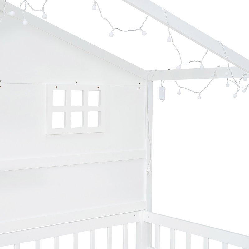 Lit simple avec tablettes, étagères de toit et fenêtre blanches envoûtantes, bande romantique pour chambre à coucher élégante
