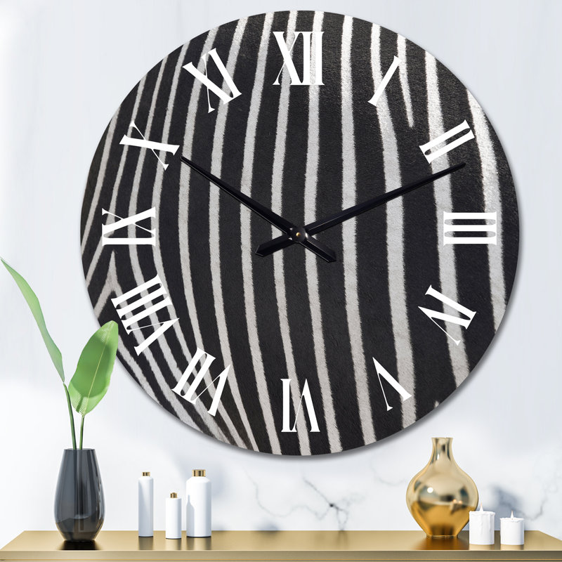 Détail d'une ligne zébrée noire et blanche IV - Horloge murale transitionnelle, Moyen