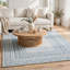 Tapis touffeté à la main Hazel, bordure géométrique bleue, laine gris ivoire 5 x 7