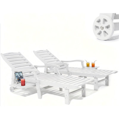 Chaise longue de piscine en polyéthylène haute densité toutes saisons avec roulettes et table-plateau coulissante rétractable, lit de soleil inclinable à 5 positions et porte-gobelets pour la terrasse de la piscine (1 PCS / 2 PCS / 4 PCS)