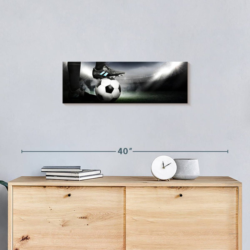 Crampons sur ballon de soccer sur toile, H 8 po x l 24 po x P 1 po