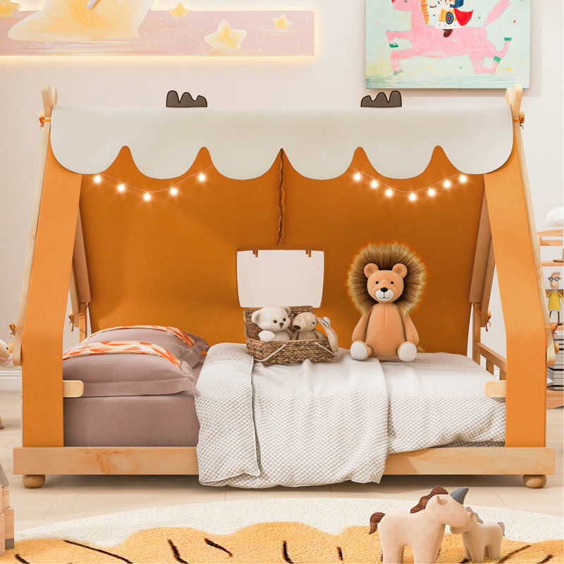 Cabane en bois avec tente de jeu en tissu et guirlande lumineuse suspendue, marron