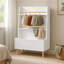Meuble de rangement blanc multifonctionnel pour enfants, servant à de multiples usages : bibliothèque, présentoir à magazines et rangement pour jouets.
