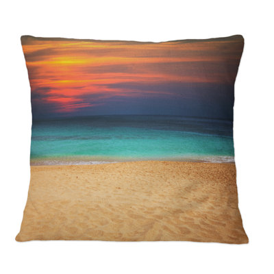 Coussin décoratif imprimé de couleurs vives au-dessus de la plage - orange et mauve