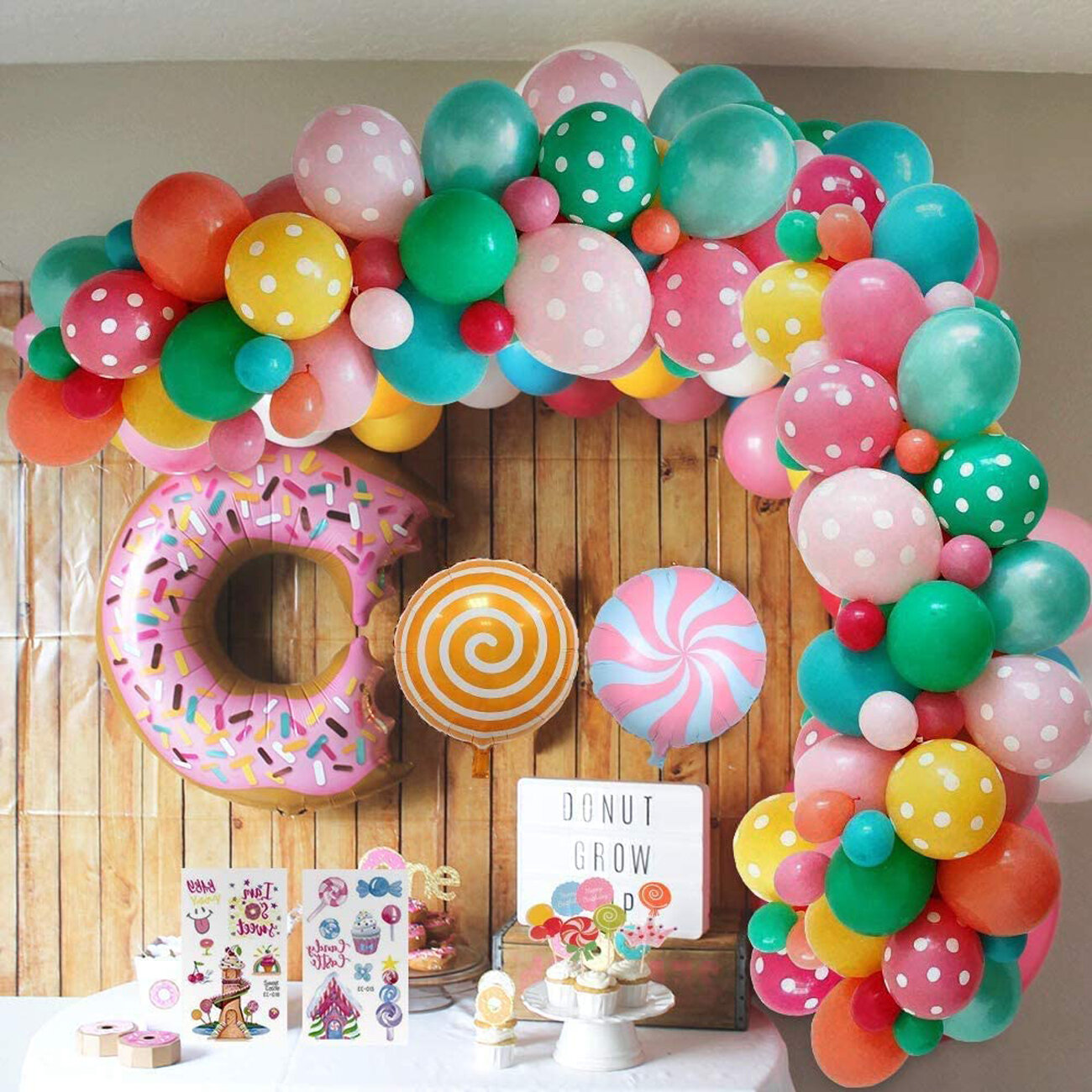 MMTX Ensemble de 70 ballons à thème bonbon avec bannière Happy Birthday,  sucette, beignet et ensemble de ballons en crème glacée - Wayfair Canada