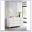 La commode rectangulaire blanche à 6 tiroirs avec détails dorés Karena est parfaite pour les chambres à coucher modernes et contemporaines