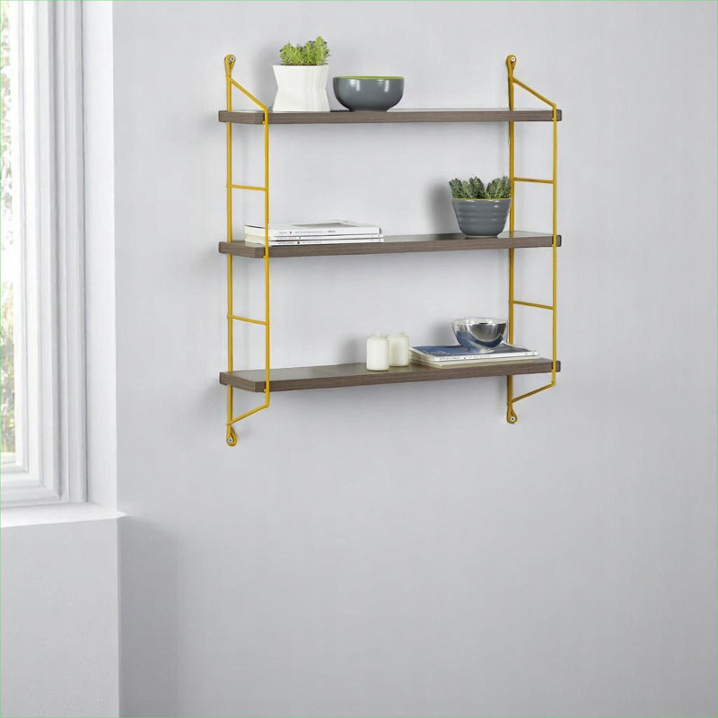 Tablette murale à trois niveaux en bois massif brun ton bois avec cadre de rangement en métal jaune pour le salon et le bureau