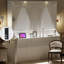 Grand lit avec bureau, lumières à DEL et charge - blanc, peu encombrant pour la salle d'étude, fonctionnalité moderne, éclairage mural du lit, look, capacité de poids élevée