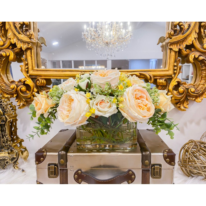 Grand arrangement de fausses fleurs de Austin