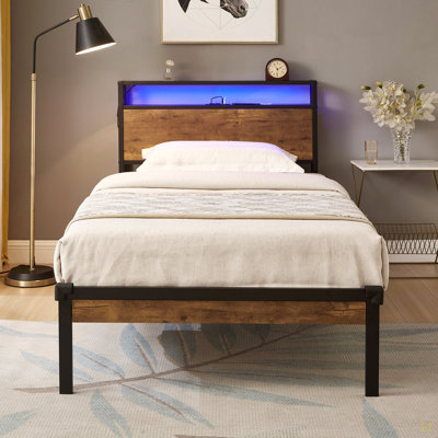 Base de lit plateforme simple en métal avec tête de lit en bois, ports USB, rangement, aucun sommier nécessaire